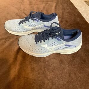 Mizuno Blue White 9.5 Wave Runner Gym Workout Activewear Walking Running Sporty